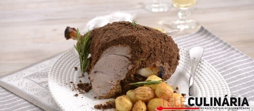 Perna de borrego em crosta de ervas e pasta de azeitona