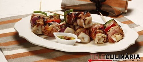 Petiscos de lulas com ananás no espeto