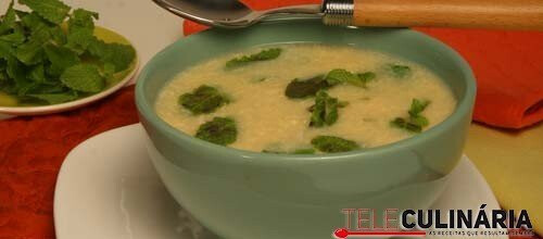 Canja de galinha com hortelã