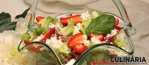 Salada de requeijão com morangos