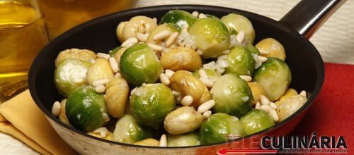 Castanhas salteadas com couves-de-bruxelas e pinhões