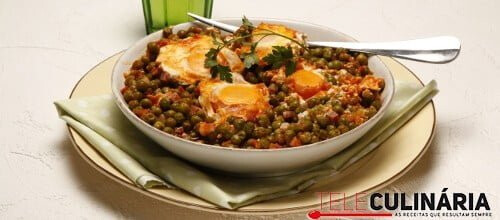 Ervilhas estufadas com ovos