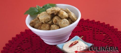 Inhame frito com molho picante