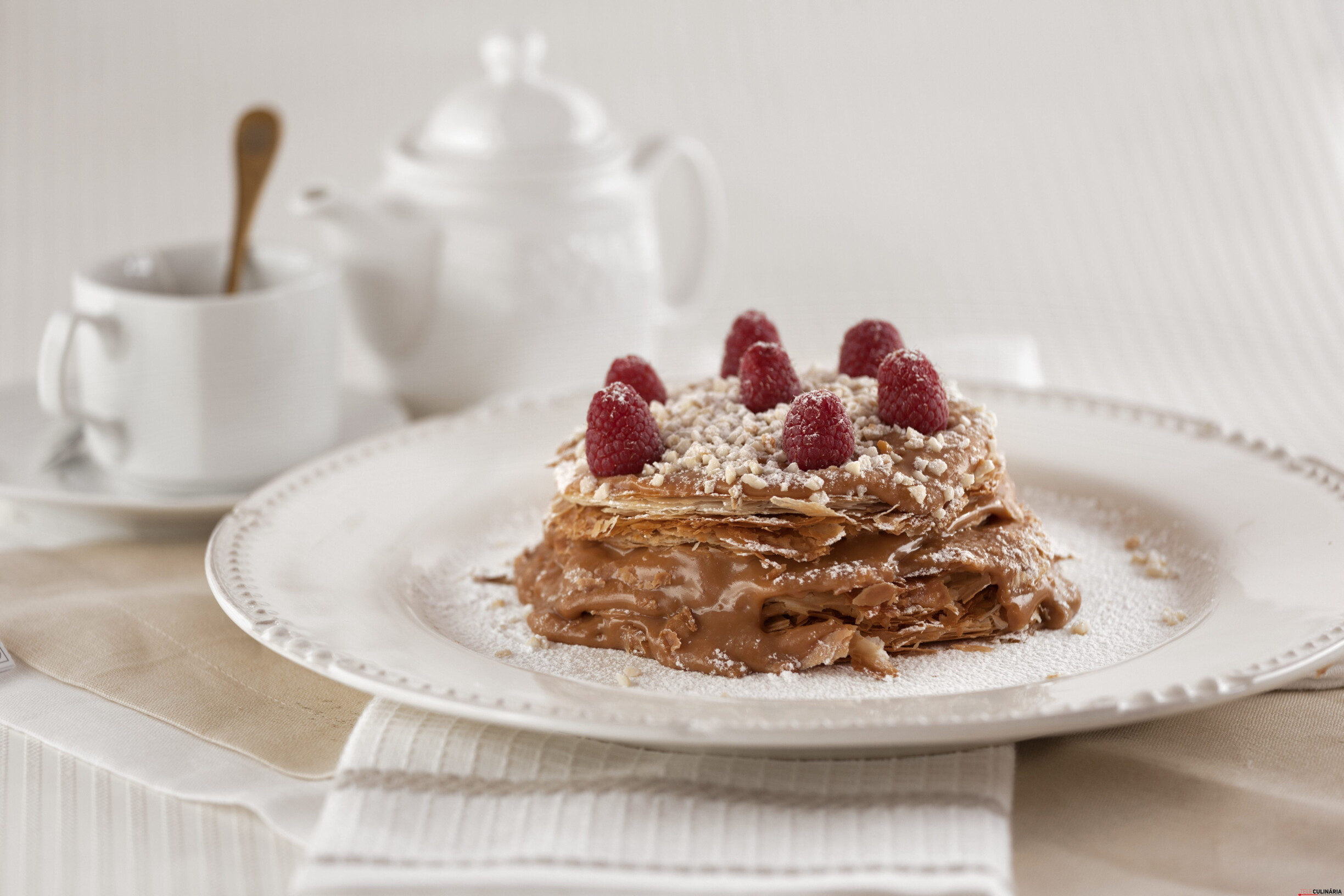 Mil folhas de amêndoa e leite condensado