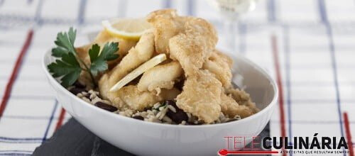 Peixe-espada frito com arroz de feijão