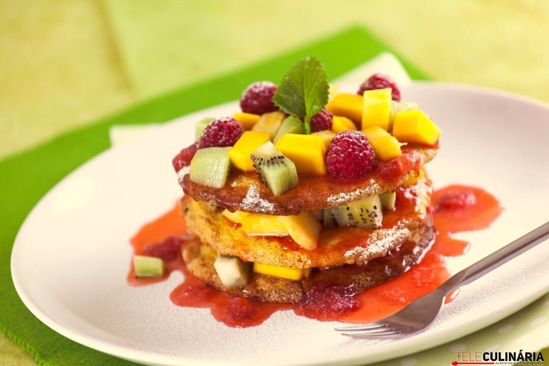 Mil-folhas de bolacha de amêndoa e frutas