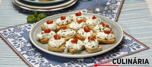 Tostinhas de ricotta e manjericão