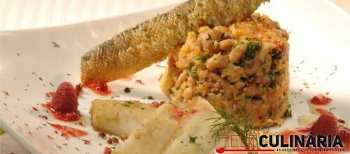 Robalo com migas e vinagrete de framboesas