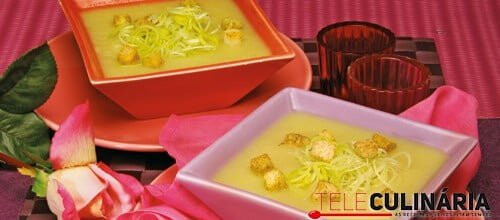 Aveludado de alho-francês com croutons de alho