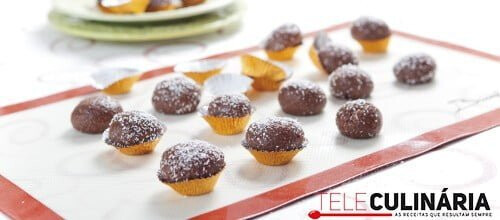 Bombons de chocolate e coco
