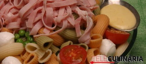 Salada de massa com fiambre e bolinhas de queijo