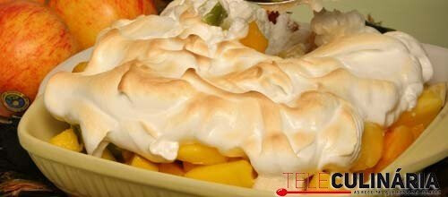 Salada de frutas merengada