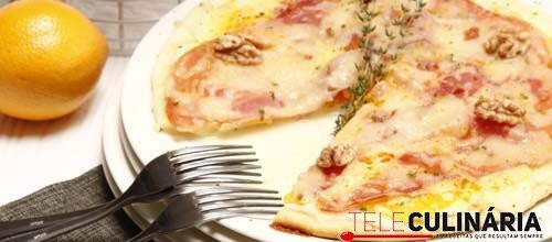 Pizza de presunto com laranja e nozes