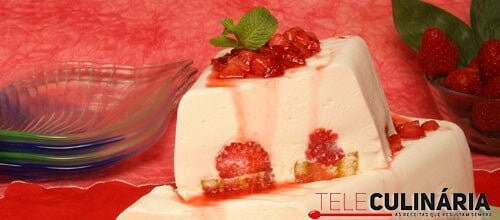 Flan de morangos com bolo