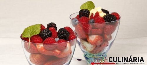 Frutos vermelhos com creme de iogurte