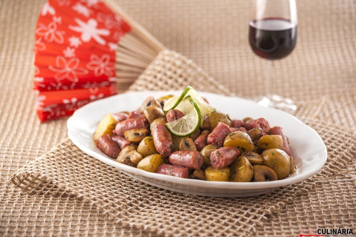 Salteado de salsichas frescas com cogumelos