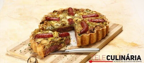 Tarte de salsichas com ovos de codorniz