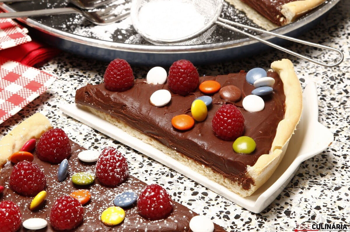 Pizza brigadeiro com framboesas