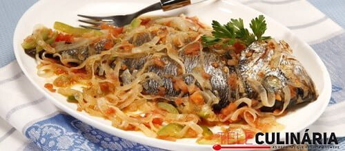 Dourada assada com tomate e pimento