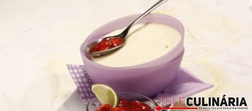 Mousse de chocolate branco com acepipe de morango