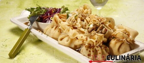 Trouxas de crepes com peru e mozzarella