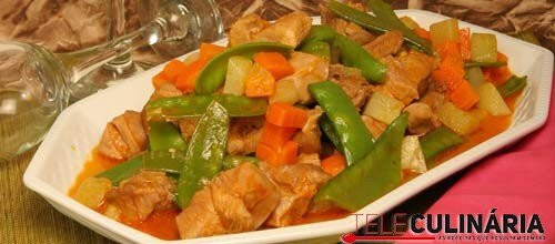 Jardineira de peru com ervilhas-de-quebrar