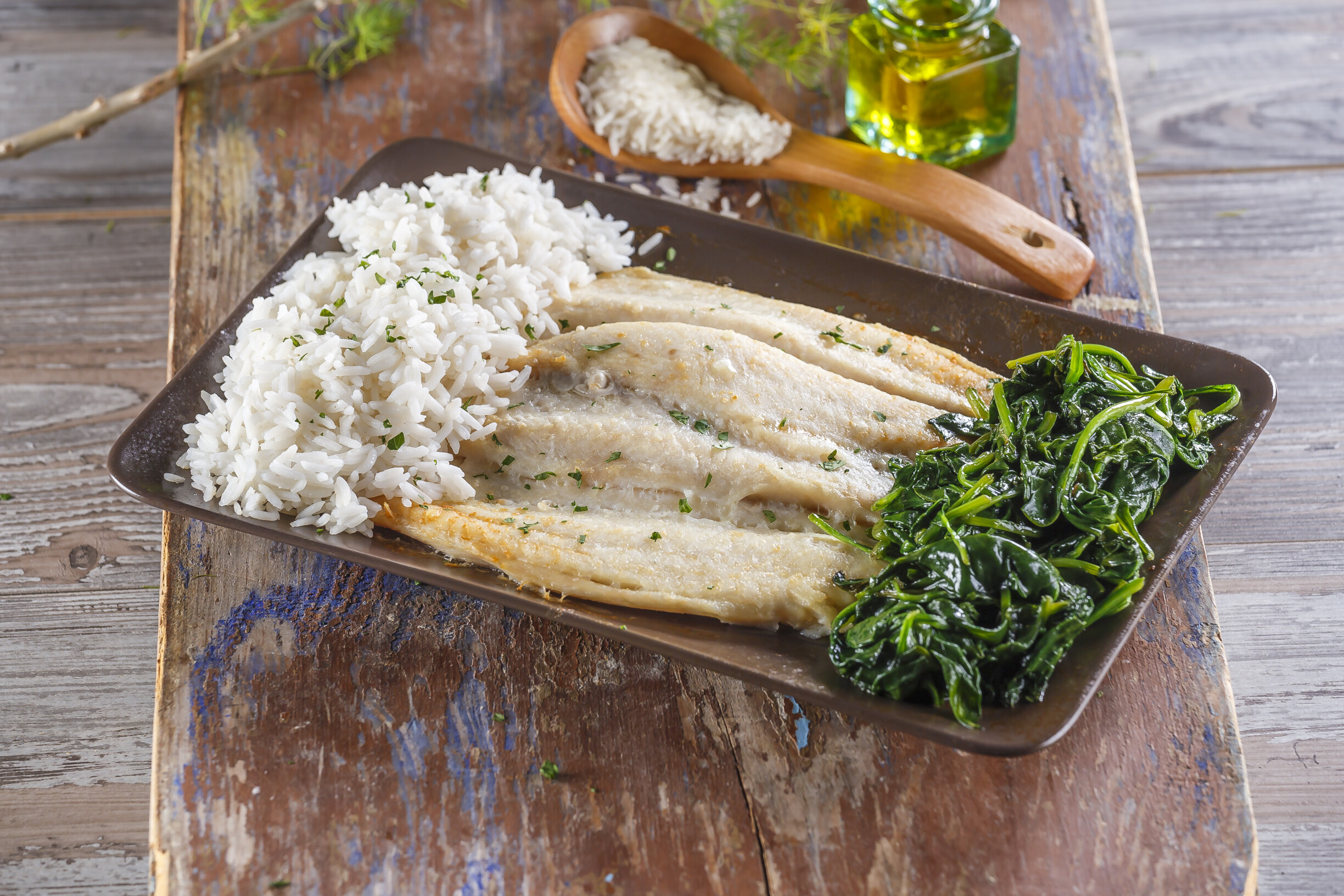 Pescada no forno com espinafres