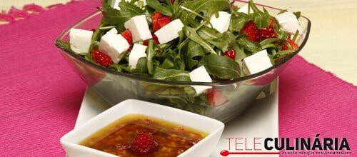 Salada de rúcula com morangos