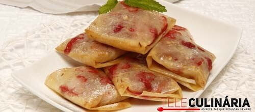 Pastéis de massa brick com recheio de morangos