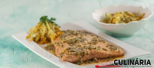 Filetes de salmão com molho de maracujá