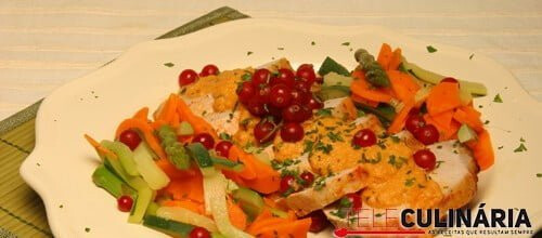 Lombo de porco com legumes e groselhas