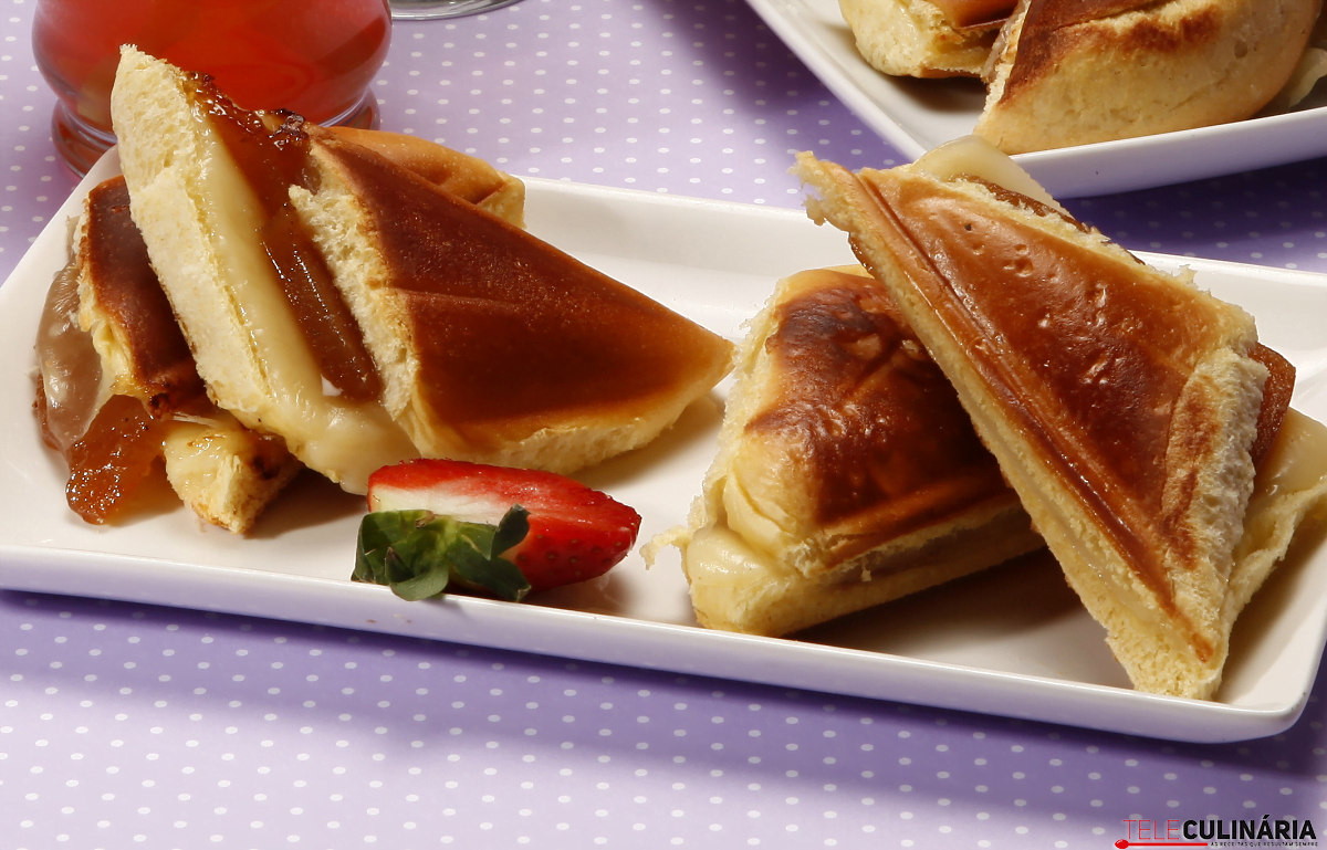 Tostas de marmelada com queijo