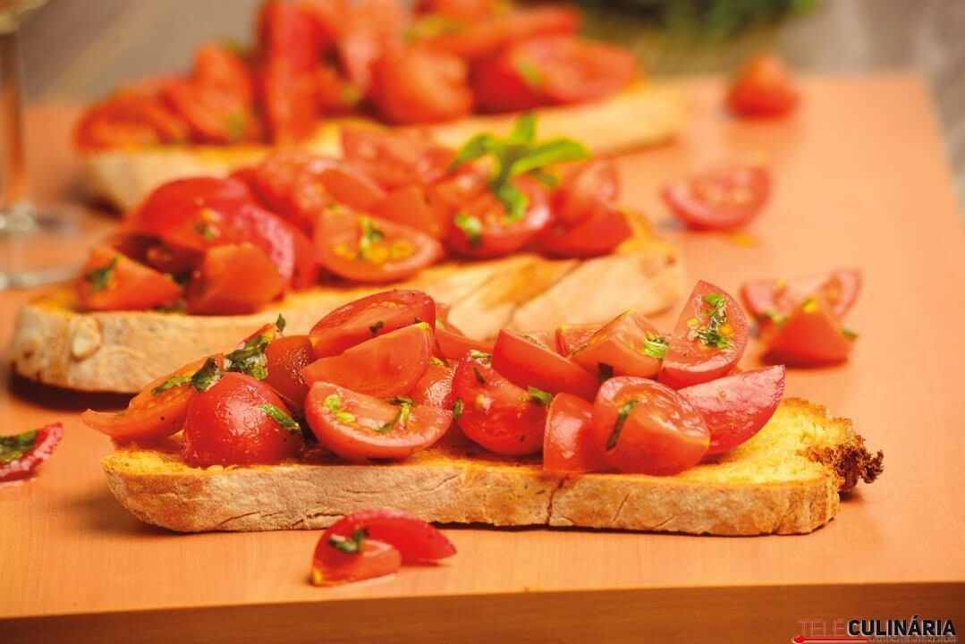 Bruschettas de alho com tomate-cereja