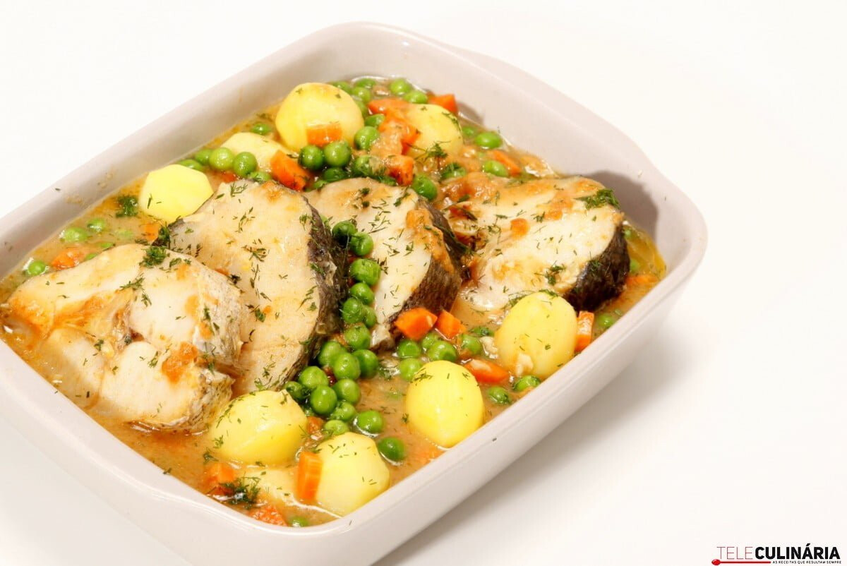 Pescada no forno mariscada