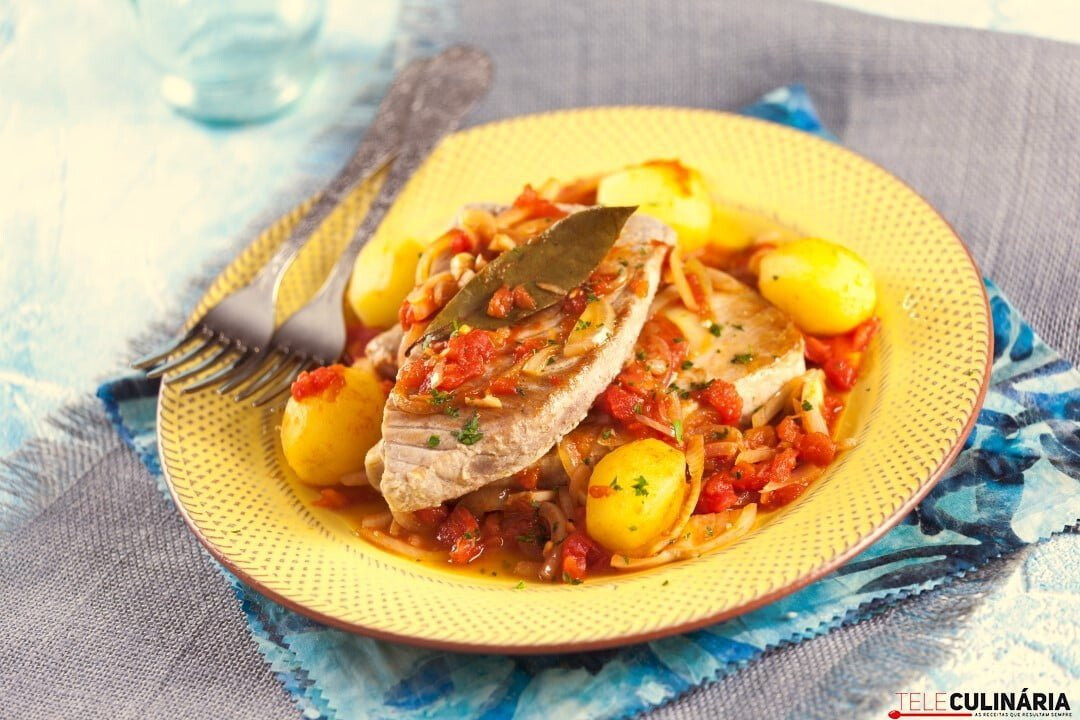 Bifes de atum em tomatada