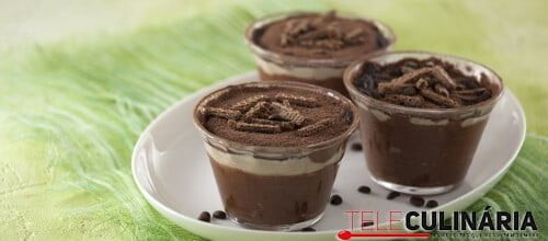 Cremoso de chocolate e café com bolachas