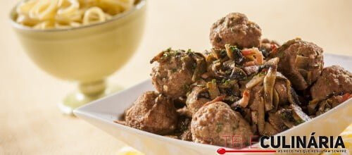 Almôndegas de vaca com salsichas frescas