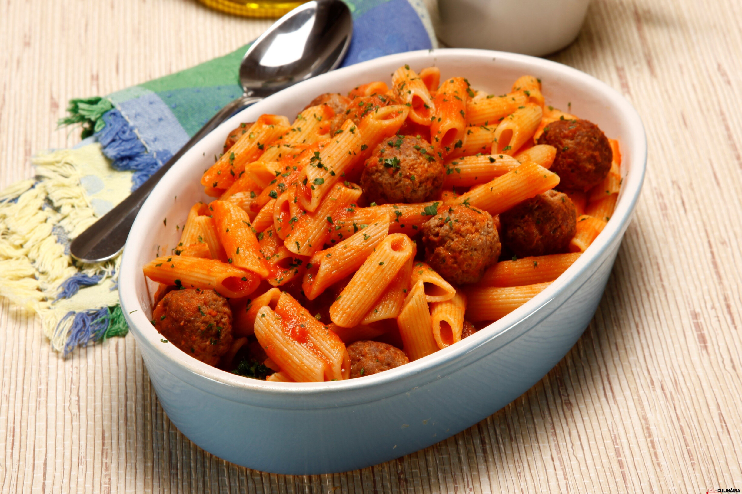 Macarrão com almôndegas