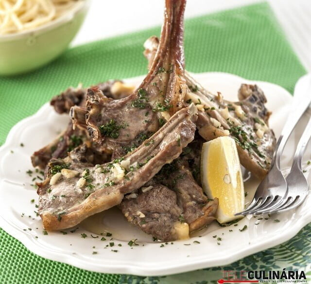 Costeletas de borrego grelhadas com manteiga de ervas