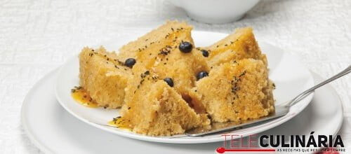 Bolo de pão ralado em banho-maria com geleia