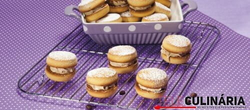 Areias recheadas com creme moka