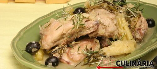 Coelho estufado com aipo e azeitonas