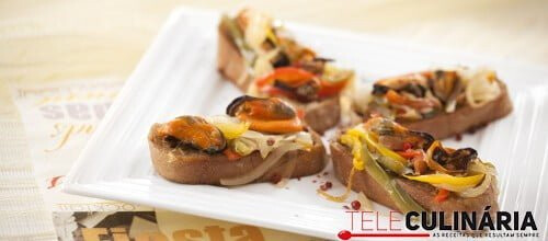 Tapas de mexilhões com cebolada