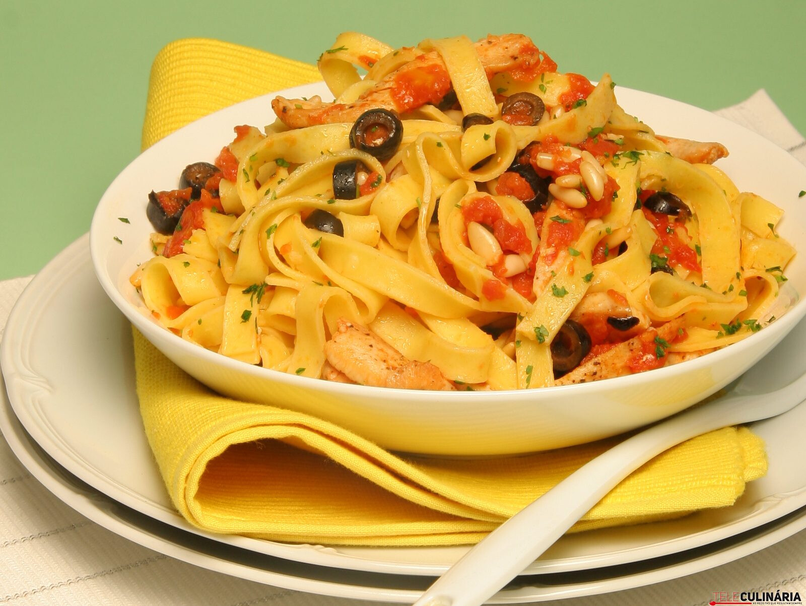 Tagliatelle fresco com frango e azeitonas