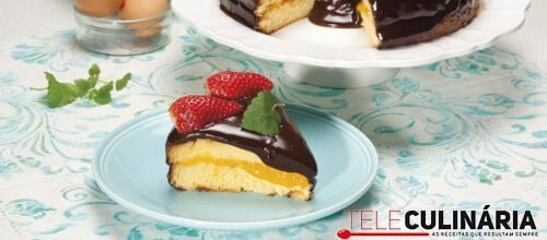 Entremeio com ovos-moles, chocolate e morangos