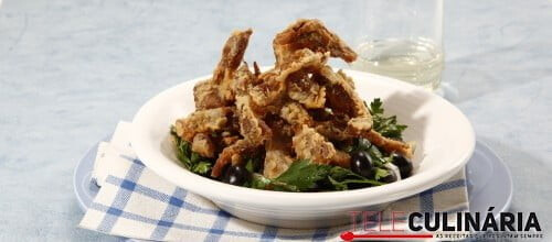 Orelha de porco frita com salada de salsa e azeitonas