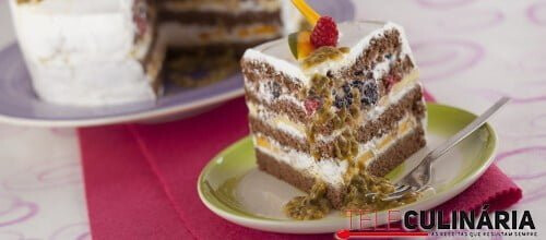 Bolo tropical com frutos vermelhos