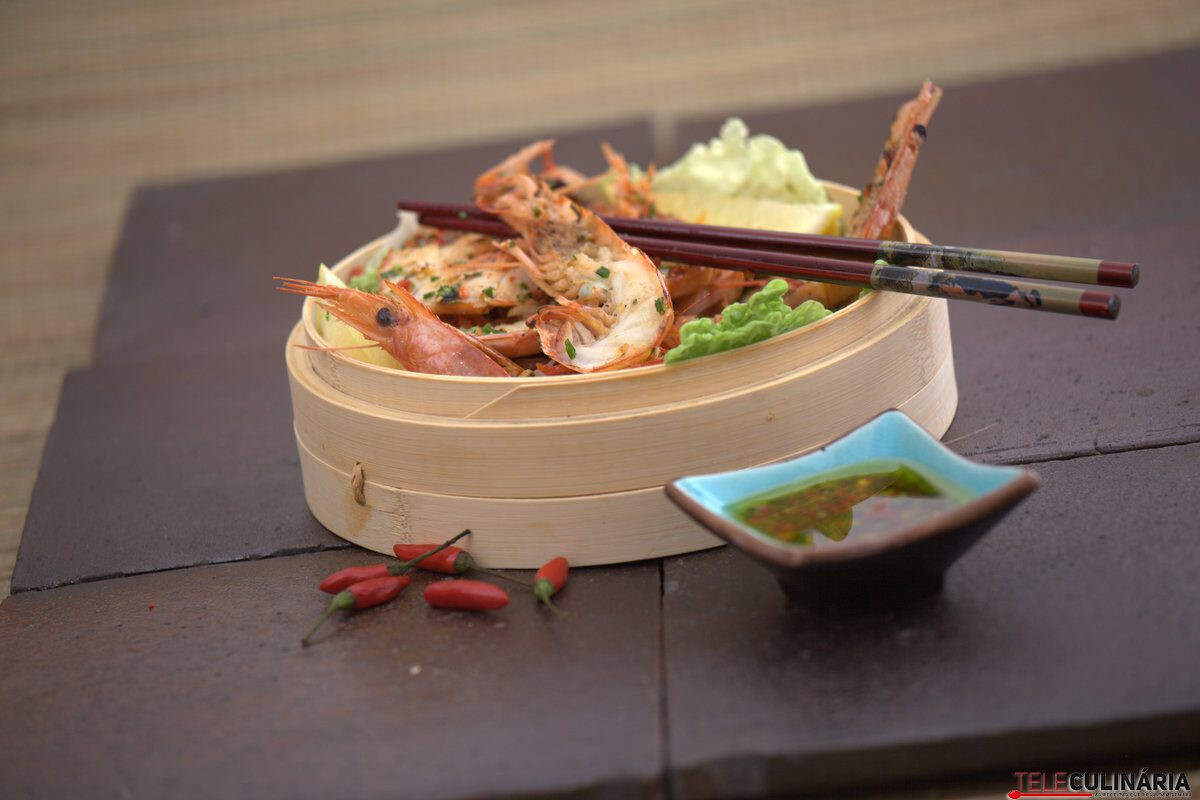 Camarões grelhados com molho diabo