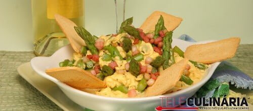 Ovos mexidos com espargos e bacon