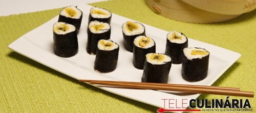Sushi doce de frutas